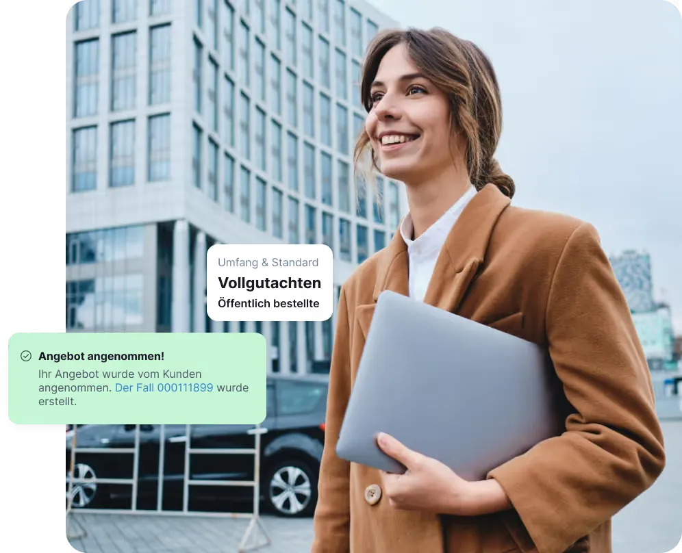 Immobiliengutachterin mit Laptop – neue Gutachtenaufträge gewinnen