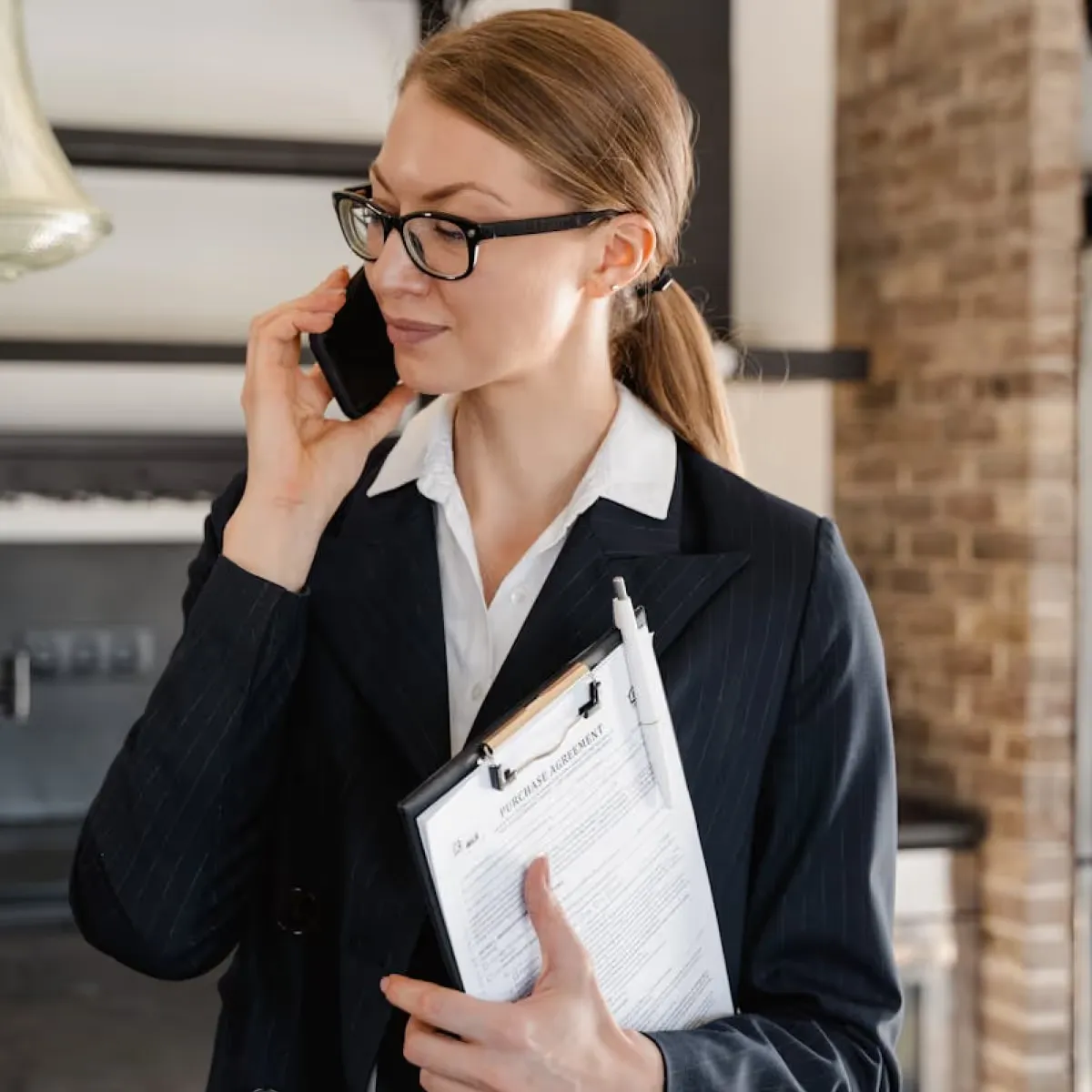 Immobilienmaklerin mit Unterlagen – neue Leads und Wertindikationen generieren