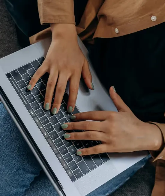 Immobilienmaklerin mit Unterlagen – neue Leads und Wertindikationen generieren